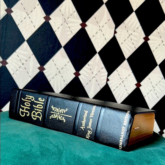 REMBRANDT Holy Bible — Family Bible – Ornate King James Version - HUGE - Picture 6 of 17